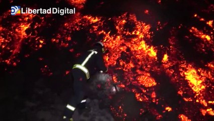 Así recoge la UME muestras de lava que ha llegado al mar en La Palma