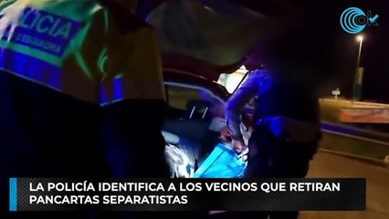 La policía identifica a los vecinos que retiran pancartas separatistas