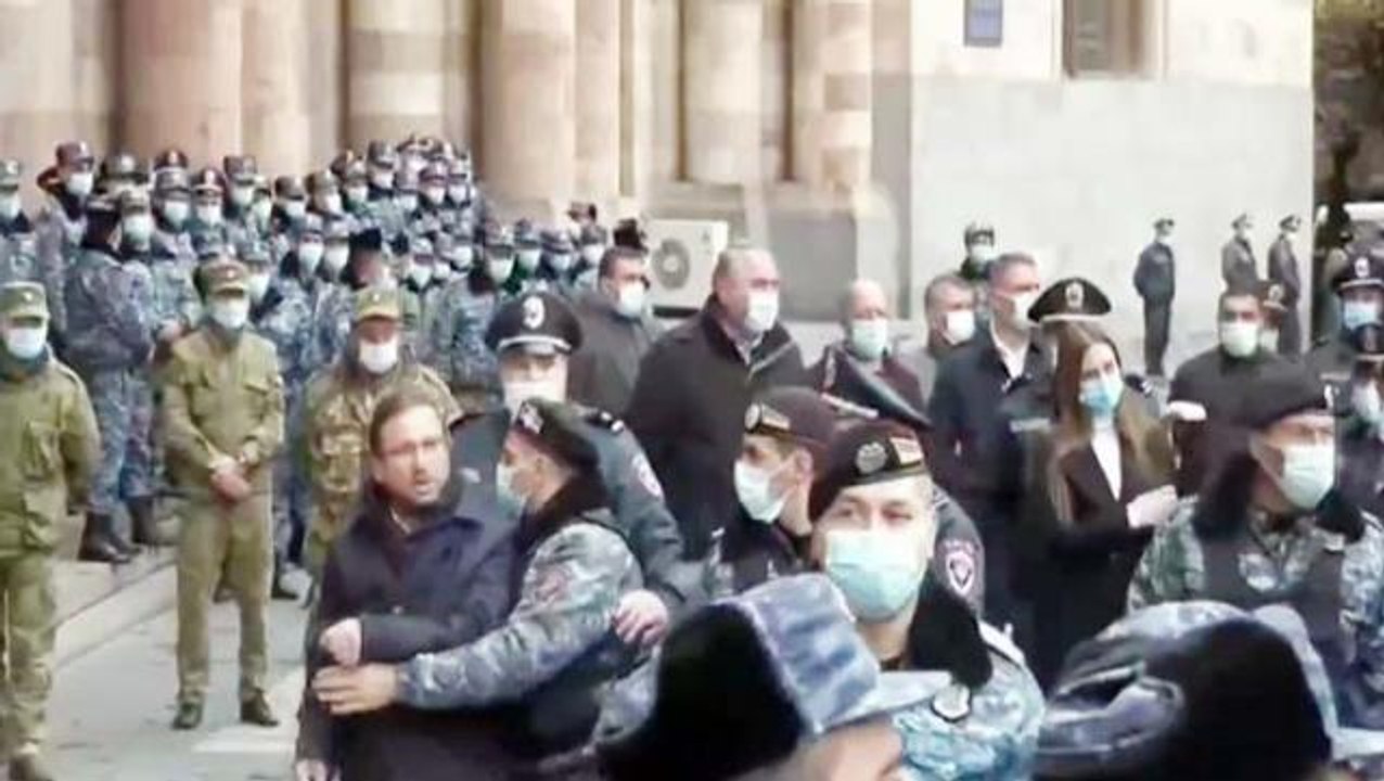 Ermenistan karıştı! Dağlık Karabağ kararına tepki gösteren muhalifler, hükümet binasını bastı