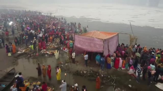 Rituales en India entre espuma tóxica y aire contaminado