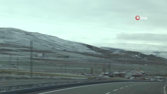 Kar altında binlerce fidanı toprakla buluşturdular