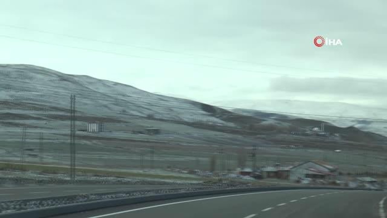 Kar altında binlerce fidanı toprakla buluşturdular