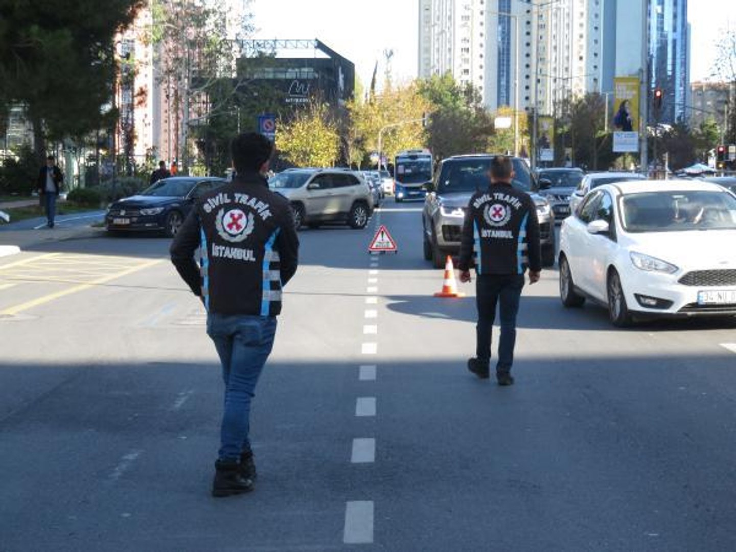 atasehir de yayalara yol vermeyen suruculer dronla tespit edildi dailymotion video