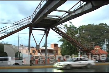 #NacionalesTN / Moradores del sector Libertad manifestaron que están cansados de que las autoridades sólo vean y tomen medidas a un puente peatonal que tiene más de dos años en sumo estado de deterioro
