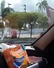 Intentaban transportar un televisor en una moto !