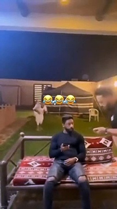 Un hombre víctima de la broma del brazo !