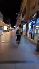 Un chico estaba montando su bicicleta como Naruto !