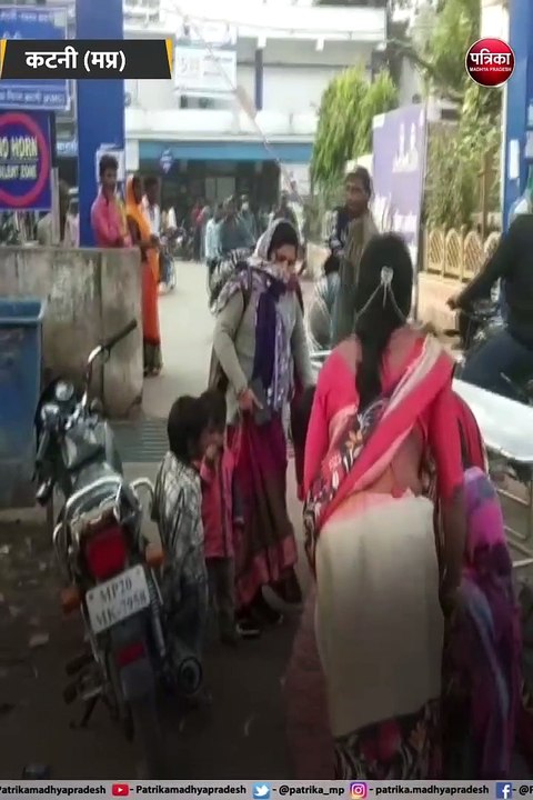 जिला अस्पताल के बाहर गर्भवती की डिलिवरी, आसपास खड़ी महिलाओं ने कराया प्रसव