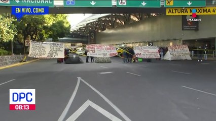 Extrabajadores de aduanas mantienen bloqueo en el AICM
