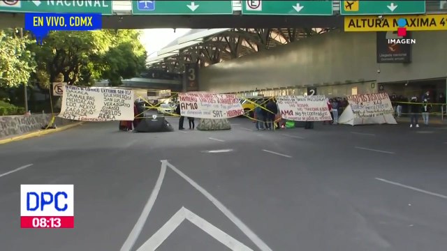 Extrabajadores de aduanas mantienen bloqueo en el AICM