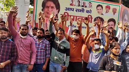 लखनऊ में कांग्रेस कार्यालय के बाहर किया बेरोजगारों ने प्रदर्शन