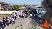 Protesta de ganaderos frente a una fábrica en Granada