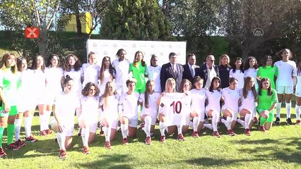 Fatih Terim'den kadın futbol takımına destek