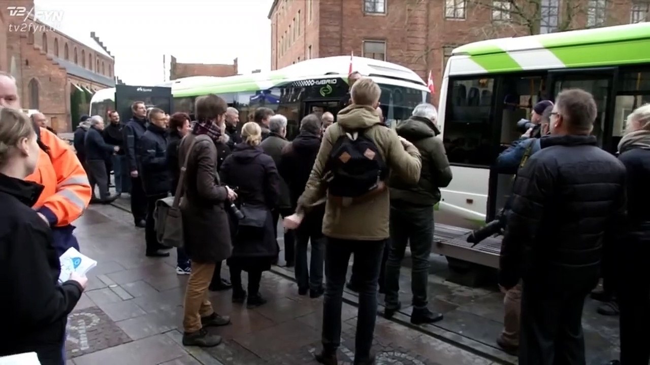 Bussen er grøn og grøn | Fynbus | Dennis Jensen | Anders W. Berthelsen | Odense | 11-12-2015 | TV2 FYN @ TV2 Danmark