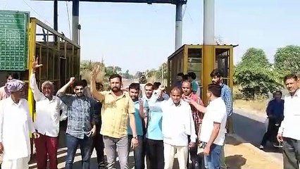 प्रशासन ने खुलवाया टोल, किसानों ने तीन घंटे में करवा दिया बंद