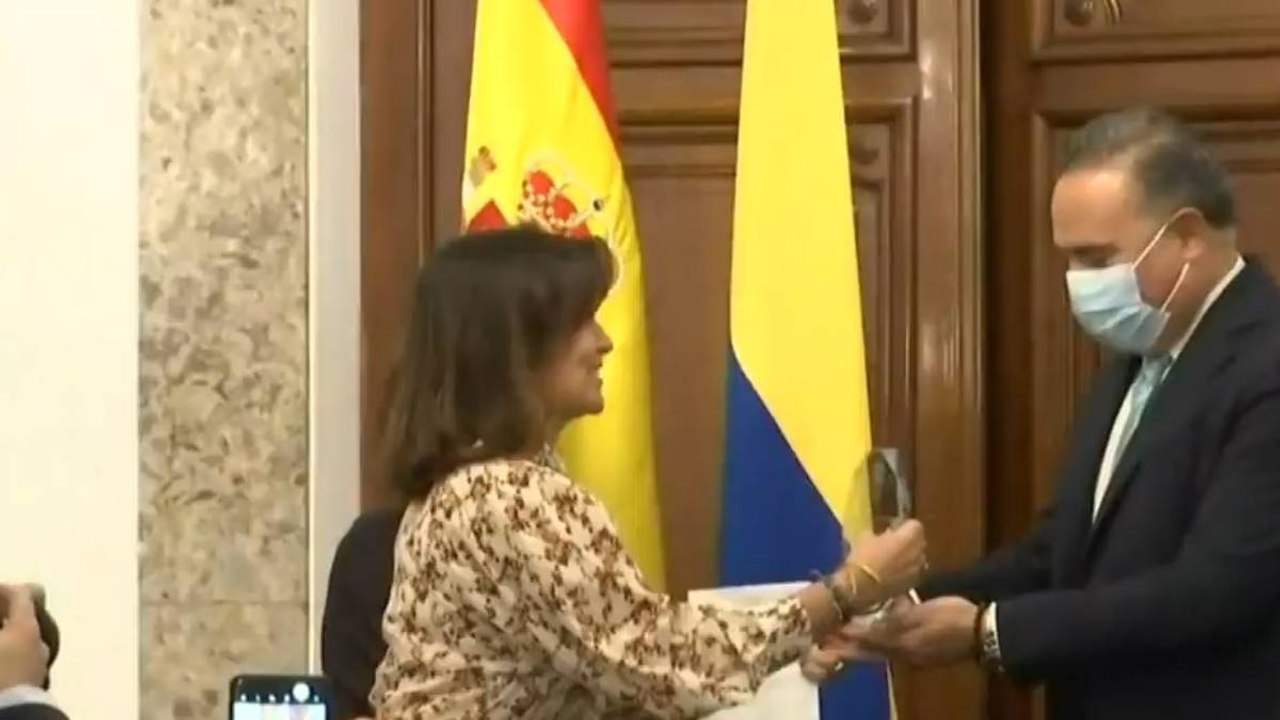 Emprendedores, periodistas y artistas colombianos fueron condecorados en España