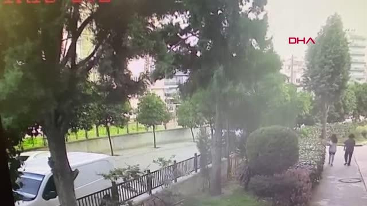HOSTES NİLGÜN'ÜN, ÖĞRENCİ SERVİSİNİN AÇIK KAPIS...