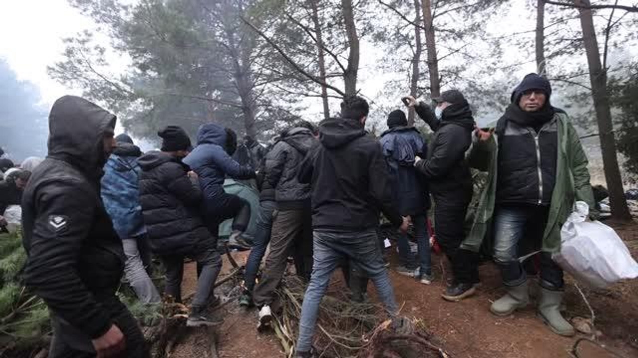 BEYAZ RUSYA - Düzensiz göçmenlerin Belarus-Polonya sınırındaki bekleyişi sürüyor