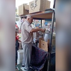 «أبو الحديد» مدرس أزهري وصاحب عربية كشري بعد المعاش .. «الشغل مش عيب»
