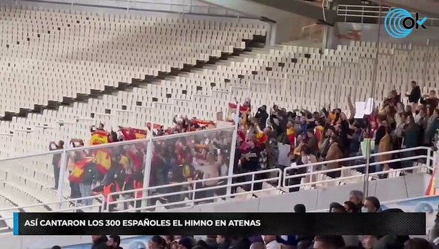 Así cantaron los 300 españoles el himno en Atenas