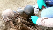 شاهد: اكتشاف بقايا هياكل عظمية من قبيلة تشيمو في موقع تشان تشان الأثري في بيرو