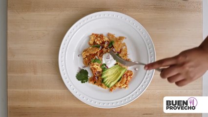 Chilaquiles en salsa roja con huevos revueltos