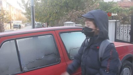 Hava sıcaklığının düştüğü Erzincan'da araç camları buz tuttu