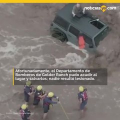Bomberos rescatan a padre y sus hijas de inundación