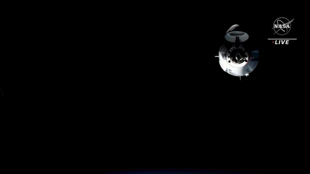 شاهد: طاقم دراغون من سبيس إكس يصل إلى محطة الفضاء الدولية