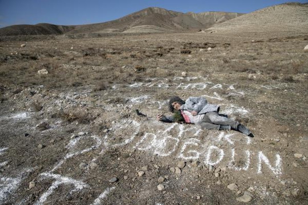 Geçen yıl diktiği fidana bu yıl doğum günü yaptı