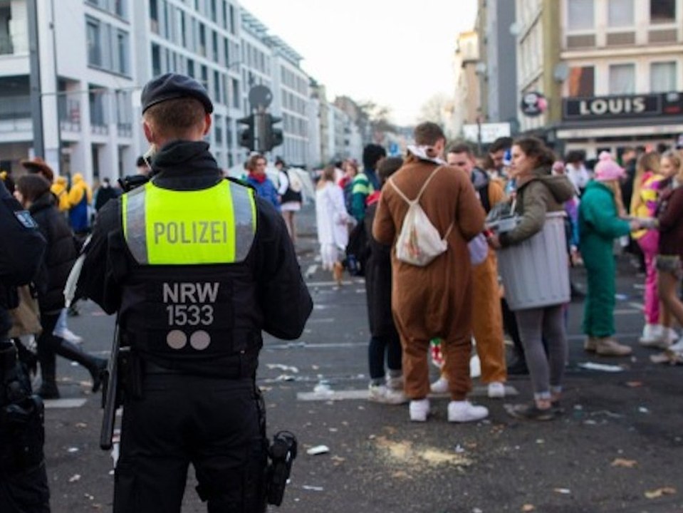 Karnevalstart in Köln: Polizei zählt rund 110 Strafanzeigen