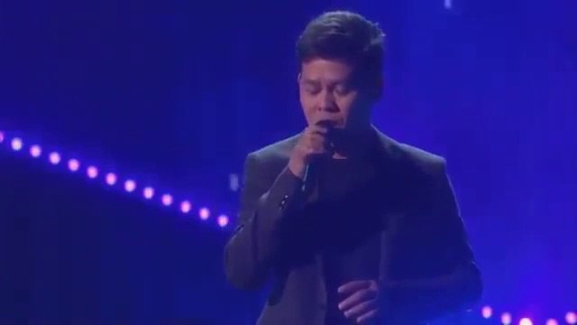 Un homme chante avec une voix de femme et d'homme en même temps