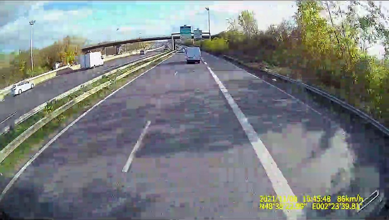 Un conducteur fait une queue de poisson à un camion et se mange le Karma (Ris-Orangis)