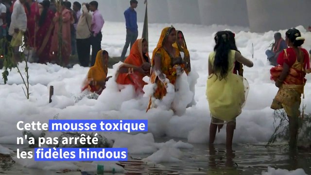 Inde: des centaines de fidèles prient dans de la mousse toxique