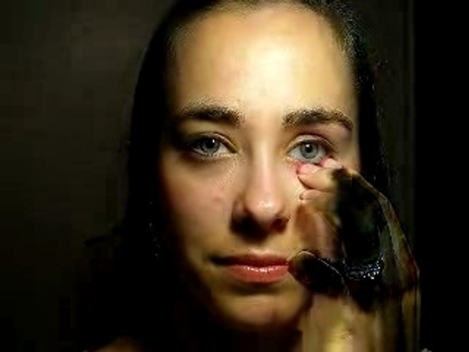 Fille avec un oeil de verre