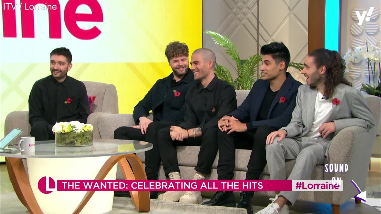 Lorraine Kelly suffers wardrobe malfunction live on air