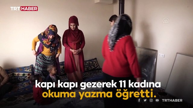 Elinde sınıf tahtasıyla kadınlar için kapı kapı geziyor