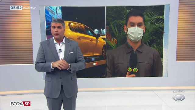 Ex-policial dono de carro de luxo é assaltado por dupla de criminosos e tem o veículo roubado. A vítima tinha parado o carro em frente a um mercado e voltava das compras quando tudo aconteceu.