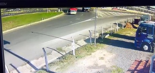 Son dakika haberi! Ambulansla tırın çarpıştığı kaza güvenlik kamerasında