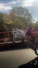 Joven motorista “calibrando” en desafío al tránsito y la autoridad