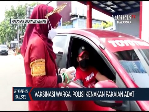 Vaksinasi Warga, Polisi Kenakan Pakaian Adat