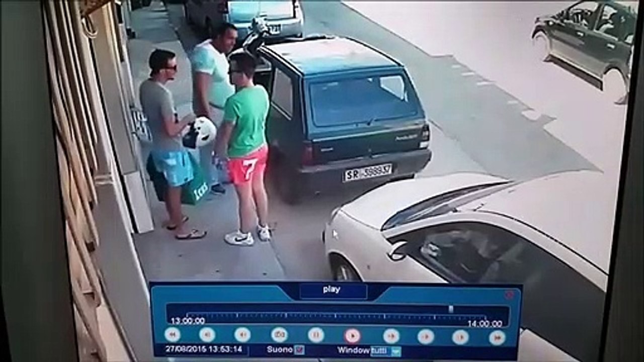 Saca su coche de su plaza de aparcamiento de forma brillante