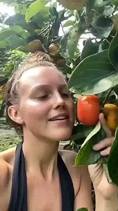 Qué manera más rara de comer una fruta !