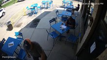 Un perro entra en pánico en la terraza