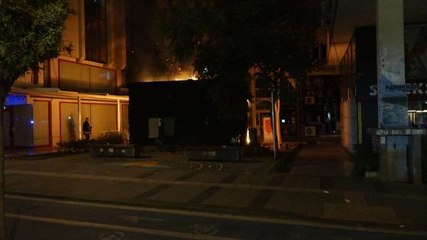 Son dakika haberleri... PALMİYE AĞACINDAKİ YANGININ SIÇRADIĞI TRAFODAKİ PATLAMALAR KORKUTTU