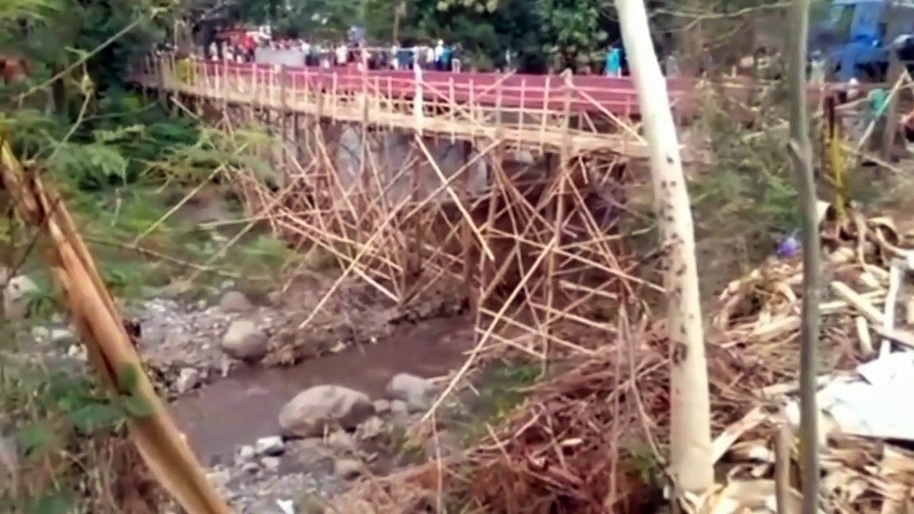 Detik Detik Banjir Bandang Yang Merobohkan Jembatan