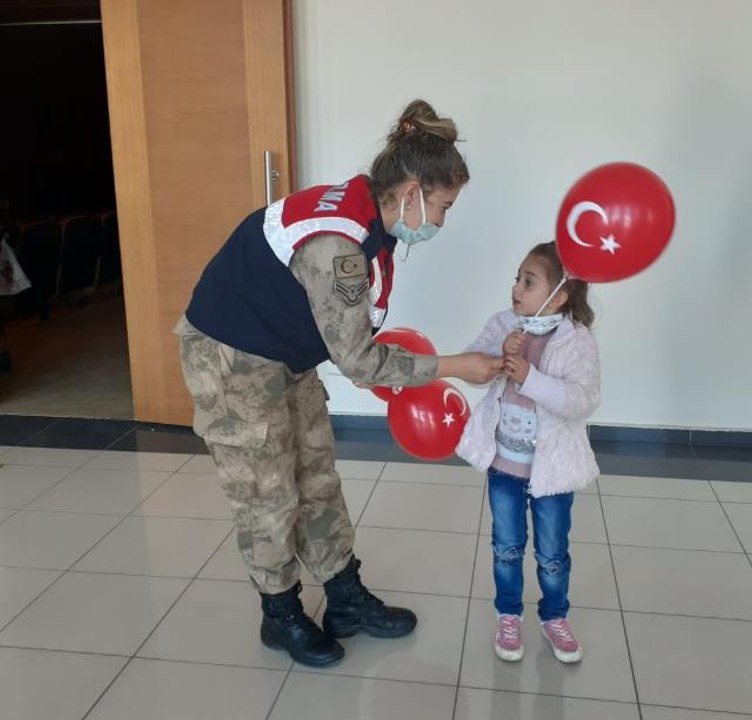 Son dakika haberi! Jandarma şehit ve gazi çocuklarını tiyatroya götürdü