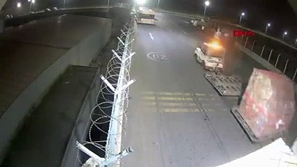 İstanbul Havalimanı'nda 16 bin dolar değerindeki cep telefonlarını çalan 5 kişi yakalandı