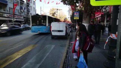 VALİ BARUŞ BİR EVİN DUVARINDA ÇATLAKLAR BULUNDUĞU BİLGİSİNİ ALDIK