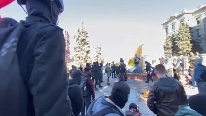 Manifestantes en Denver queman una bandera frente al Capitolio_2